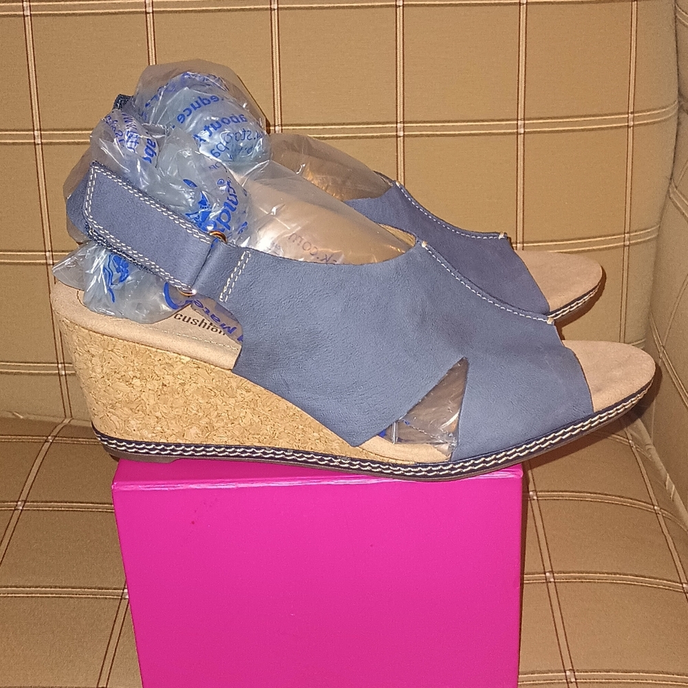 NWOB Clarks Designer Sandals (11) - Picture 2 of 5